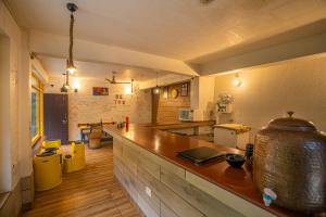 Η κουζίνα ή μικρή κουζίνα στο The Hosteller Mussoorie By the Streamside, Kempty