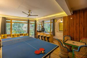 Τραπέζι μπιλιάρδου στο The Hosteller Mussoorie By the Streamside, Kempty
