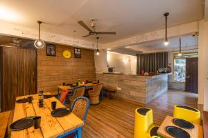 Χώρος καθιστικού στο The Hosteller Mussoorie By the Streamside, Kempty