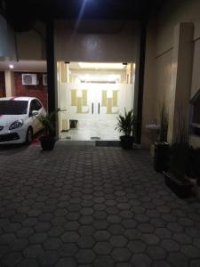 um carro está estacionado em frente a um edifício em HOTEL LENGKONG 2 em Bandung