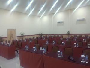 une grande chambre avec des tables et des chaises. dans l'établissement HOTEL LENGKONG 2, à Bandung