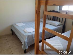 1 dormitorio con 1 litera y 1 cama individual en Fazenda Chico Pereira en Santo Antônio do Pinhal