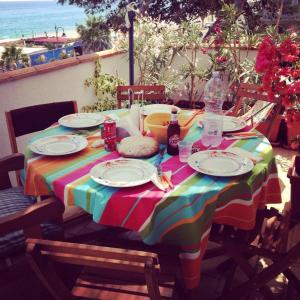een kleurrijke tafel met borden en drankjes erop bij Ardore, vacanze sul mare in Ardore Marina