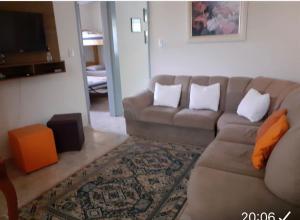 uma sala de estar com um sofá e uma televisão em Fazenda Chico Pereira em Santo Antônio do Pinhal