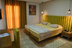 Postel nebo postele na pokoji v ubytování Larimar Hôtel Sfax