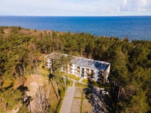 uma vista aérea de um edifício perto do oceano em Sunny Pobierowo Euronia Apartament em Pobierowo