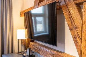 a flat screen tv hanging on a wall at Hotel Weißes Ross in Kulmbach
