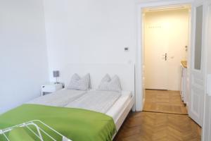 Łóżko lub łóżka w pokoju w obiekcie City-Apartments Langegger
