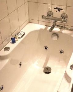 Et badeværelse på Radisson Blu Hotel i Papirfabrikken, Silkeborg