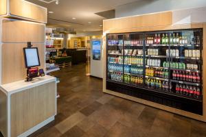Supermarket nebo jiné obchody v  hotelu nebo okolí