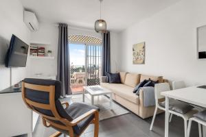 sala de estar con sofá y mesa en 1 bedroom in Verano Azul, Free Wi-fi, en Nerja