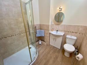 Un baño con ducha, inodoro y lavabo. en The Teddy House, en Ottery St Mary 17 fotos más