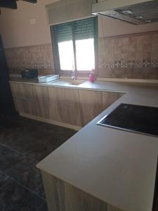 een keuken met een wit aanrecht en een wastafel bij Gonil in Conil de la Frontera