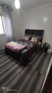 Кровать или кровати в номере Superbe appartement au rez-de-chaussée avec clim mobile,parking et wifi gratuit