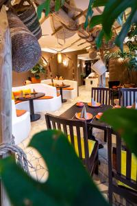 um restaurante com mesas e cadeiras num quarto em Hotel Luina Beach em Büsum