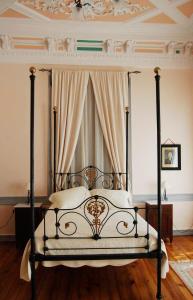 เตียงในห้องที่ Eleana Residence