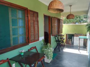 un patio con mesa, sillas y chimenea en Hospedagem Personalizada 3, en Búzios