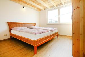 een slaapkamer met een bed in een kamer met een raam bij Holiday home Seeblick, Fürstenwerder in Fürstenwerder