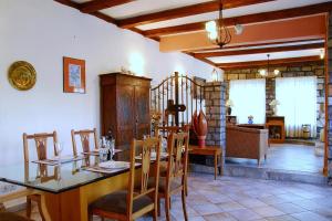 מסעדה או מקום אחר לאכול בו ב-Holiday home in Prina near Agios Nikolaos