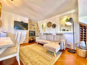 una sala de estar con un sofá y una mesa en Artisan´s Guest House, en Óbidos