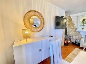 espejo y tocador en la sala de estar en Artisan´s Guest House, en Óbidos 77 fotos más