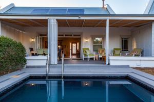 ein Haus mit einem Pool vor einem Haus in der Unterkunft Karoo Masterclass - Accommodation Prince Albert in Prince Albert