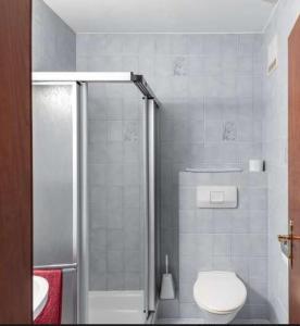 y baño blanco con aseo y ducha. en Austria Traveller Hotel Lenzing, en Lenzing