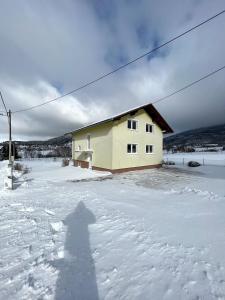 een schaduw van een persoon die in de sneeuw staat bij Kuća Vesna in Kupres