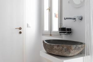 Kúpeľňa v ubytovaní aníko suites Chora