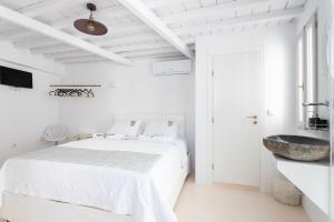 Posteľ alebo postele v izbe v ubytovaní aníko suites Chora