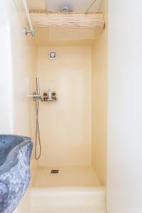 Kúpeľňa v ubytovaní aníko suites Chora