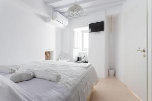 Posteľ alebo postele v izbe v ubytovaní aníko suites Chora