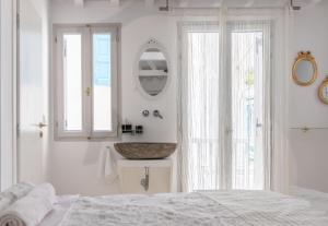Kúpeľňa v ubytovaní aníko suites Chora