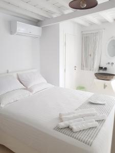 Posteľ alebo postele v izbe v ubytovaní aníko suites Chora