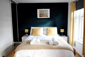 Postel nebo postele na pokoji v ubytování Anjore House - Modern Serviced Apartment in Belfast