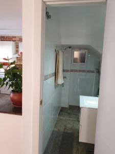 łazienka z prysznicem, umywalką i lustrem w obiekcie Casa Sol y Luna w mieście Gran Alacant +18 zdjęć
