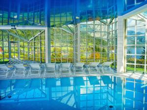 Piscina a MONDI Appartements am Grundlsee o a prop