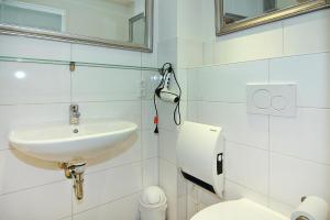 Baño blanco con lavabo y aseo en Apartment, St Peter-Ording, en Sankt Peter-Ording