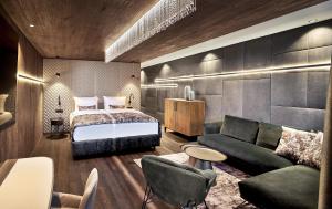 Un pat sau paturi într-o cameră la Wellness- & Sporthotel Jagdhof