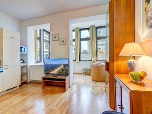 a living room with a tv on a table at Haus Meerblick - 04 in Ahlbeck