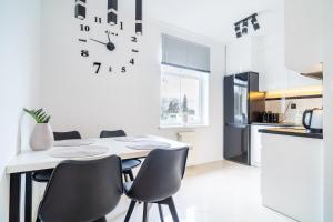 Kuchnia lub aneks kuchenny w obiekcie Park View - przy plaży, parking, TV55" z Netflix i Max