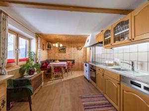 cocina y sala de estar con mesa y sofá en Sunnseit Lodge - Kitzbüheler Alpen en Sankt Johann in Tirol