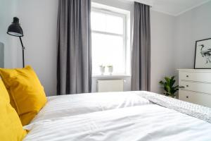 Łóżko lub łóżka w pokoju w obiekcie Park View - przy plaży, parking, TV55" z Netflix i Max