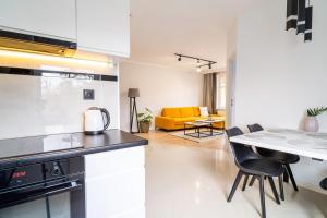 Kuchnia lub aneks kuchenny w obiekcie Park View - przy plaży, parking, TV55" z Netflix i Max
