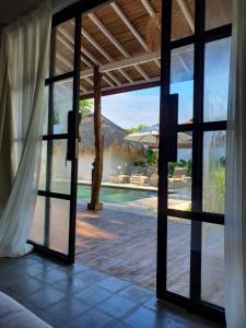 uma porta aberta para um resort com vista para a praia em Wilson's Retreat em Gili Trawangan