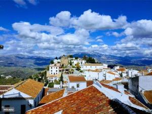 Beautiful village house- PRIVATE JACUZZI-views-BBQ-aircon ...