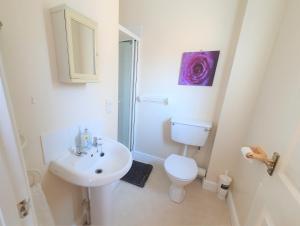 Bathroom sa Friars Walk houses with 2 bedrooms, 2 bathrooms, fast Wi-Fi and private parking