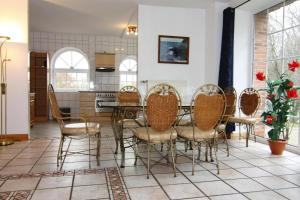 a dining room with a table and chairs at Ferienwohnanlage Gut Bundhorst, Stolpe in Stolpe