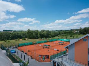 een uitzicht over de tennisbaan bij Tennis & Country Club Hotel in Giebułtów