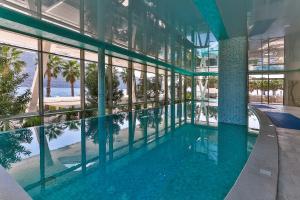 Bazén v ubytování Carine Hotel Kumbor Superior nebo v jeho okolí